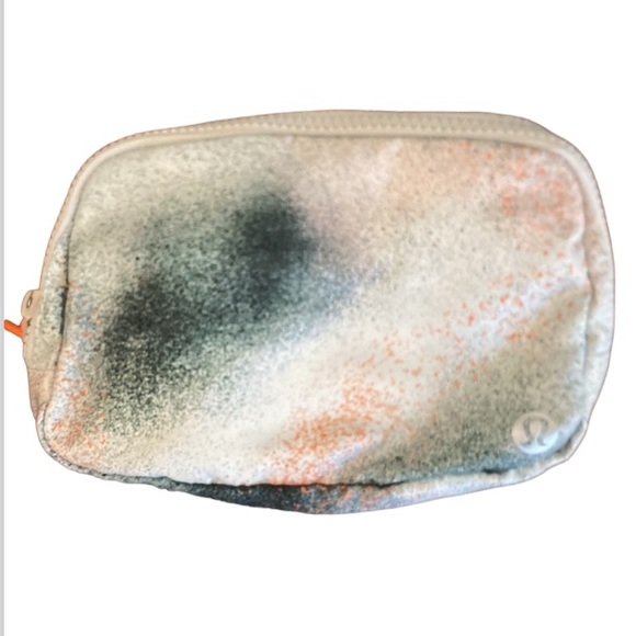 β€οΈ Lululemon Everywhere Belt Bag Spray Paint NWT - Picture 1 of 12